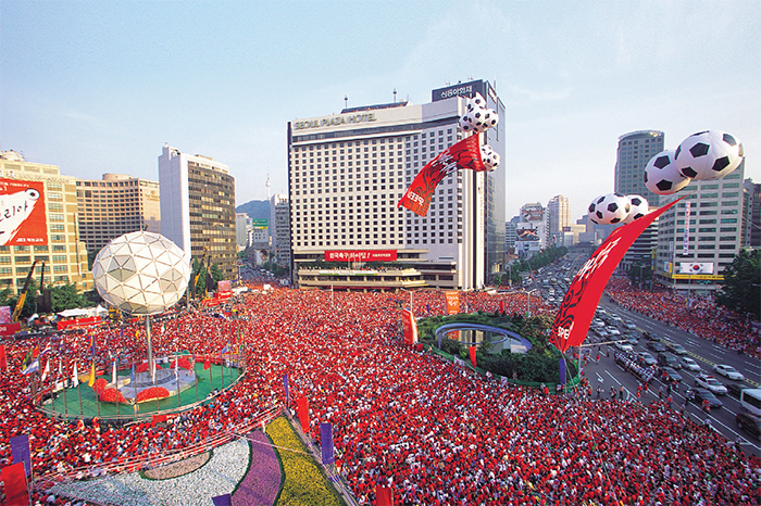 South Koreans supporting the national team in front of Seoul City Hall during the 2002 FIFA World Cup Korea/Japan. Many foreigners said that they were deeply impressed by the fans’ enthusiasm and unity. Still, the Red Devils continue to cheer for the national team ni major tournaments.